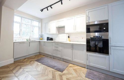Detached House In Prestwich Sleeps 10 with Parking - Foto 17