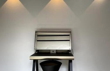 Room with a bathroom and private entrance door - Photo 7