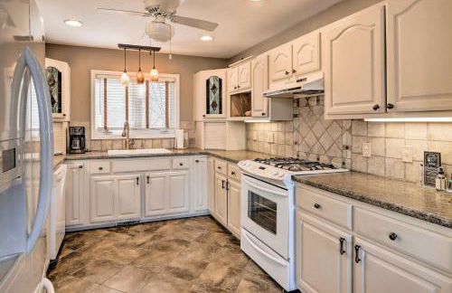 Breathtaking Marble Home on 5-Acre Hillside! - Foto 11