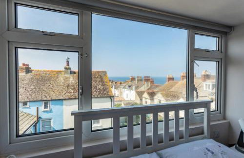 Dog Friendly Cosy Coastal Cottage with Sea Views - Photo 2