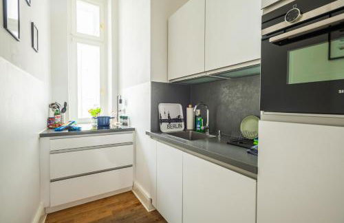 KAISER 02 by ROCKCHAIR Apartments l SUPERHOST Status l 3 Bedrooms Boxspringbeds 2 Bathrooms l Cozy Family & Business Flair 155 sqm 3 Balcony 2nd Floor Elevator up to 10 guests welcomes you! - Foto 17