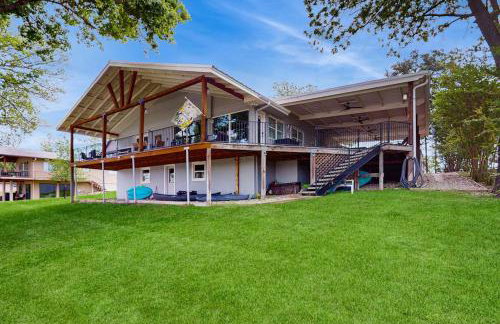 Waterfront Home with Kayaks, Game Room, Firepit, & Enormous Deck - Foto 1