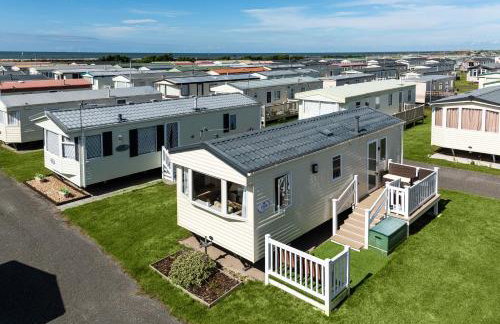 Dog Friendly Lovely Caravan 4 Berth Towyn North Wales Read full host details before booking Mon in to Fri out Fri in to Mon out Mon to Mon Fri to Fri ONLY - Foto 1