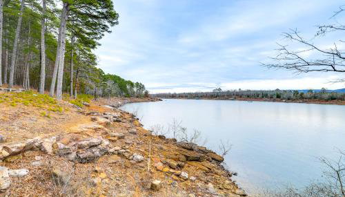 Deck and Fire Pit Waterfront Cabin in Greers Ferry! - Foto 2