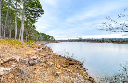 Deck and Fire Pit Waterfront Cabin in Greers Ferry! - Foto 2