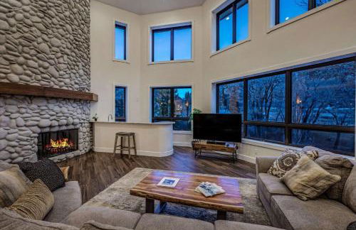 Cozy mountain home w riverfront patio - Foto 8