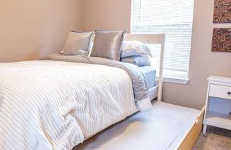 LUX - Downtown Oasis - Pool Table! Free Parking! - Foto 30