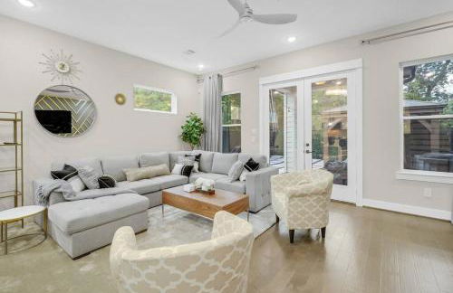 Gray Lux Hse 3BR 3 and half Ba MedCenter DownTWN HotTub - Photo 18