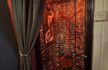 Play Queen - A Playful Unique Hot Tub Retreat - Foto 15