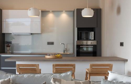 Athina Luxury Villa, with Pool & Walk to the Beach, By ThinkVilla - Foto 27