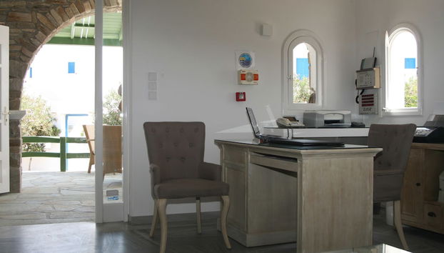 Check-in/check-out kiosk