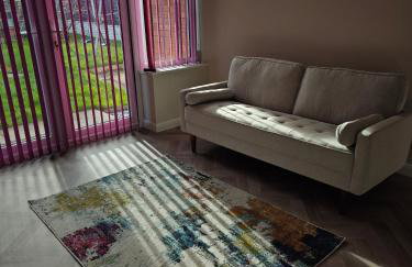 Spacious Solihull Home 5 Beds 2 Sofa beds - Max 10 - NEC BHX Spacious 4 Bedroom Home - NR JLR, Birmingham Airport, HS2 Sites, Resorts World, A45, M42 Mell Square - Regular Work Stays Available - By Samina, ARZ Stays - Photo 24