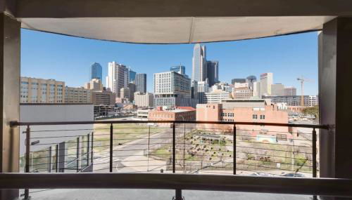 City Lights 2BR I Parking I King Bed I Workspace - Foto 3