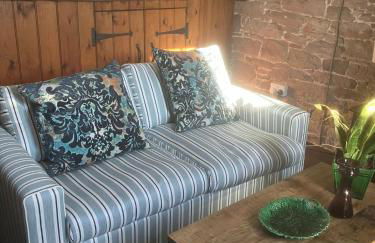 Historic converted byre in courtyard of 16C house - Foto 17