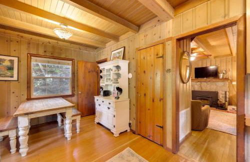 Vintage Snow White Cottage about 2 Miles to Village! - Foto 12