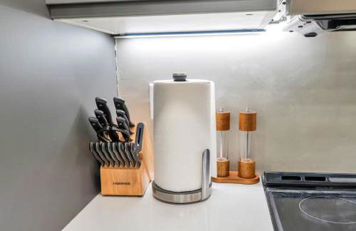 Modern LuxeDen with Private Hot Tub and Fenced Yard - Foto 27