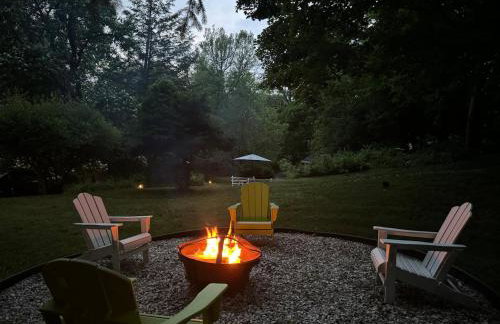 Dual-Home Berkshire Retreat Sleeps 16 - Foto 79