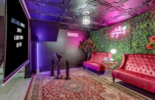 Pop Art Oasis with Karaoke Mini Golf Hot Tub and Pool - Photo 15