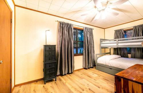 Lakefront 3BR with Bunkhouse and Kayaks, Rowboat Included - Foto 12