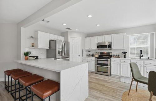 4BD Tropical Pool Oasis with a Game Room - Photo 14