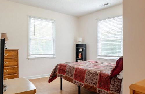 Great 4BR Home Near Emerald Pointe & Downtown - Foto 16