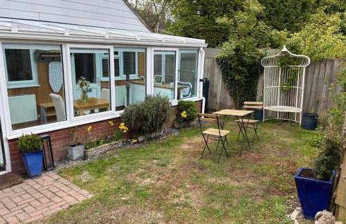 Cozy & Self Contained Garden Bungalow - Foto 23