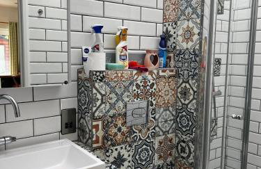 The Cherry Hill Studio - Kitchenette, bathroom, parking and lovely garden - Photo 18