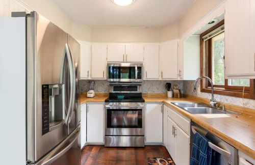 Large Home with lake views and space to entertain friends - Foto 24