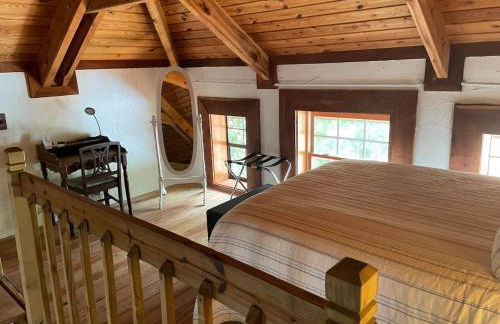 Rustic Mountaintop Cabin on small farm with WiFi - Foto 17