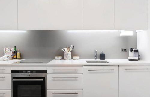 Two Bedroom Luxury Apartment - Balcony with View of Notre Dame - Foto 29