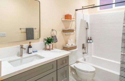 Spacious Disneyland Getaway I Game Room, King Suites & EV Access I Sleeps 14 - Foto 12