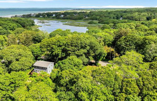 1 Story Family Home Half Mile to Beach with Patio , Grill, Office with Twin Beds, Peaceful Wooded Setting, Spacious Driveway, Garden Views, Walk to Shore, Perfect Cape Cod Getaway for Families - Foto 32