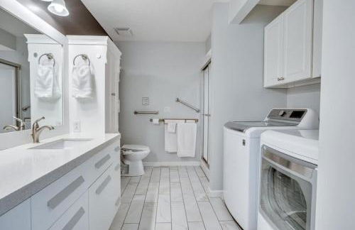 Lake Front Home with Pool and Stunning Views - Foto 29