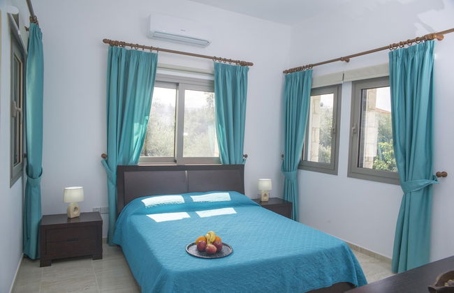 Stunning new Beach Front Villa,1st Line to the Beach, Large Pool, Wonderful Area - Foto 2