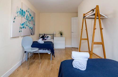 2 bedroom Large Town Centre Apartment FREE Parking - Foto 15