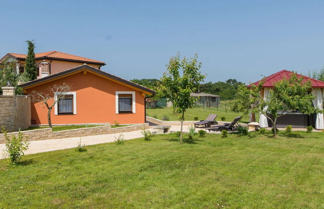 Attractive Holiday Home with Pool, Hot Tub, Patio, Courtyard - Foto 18