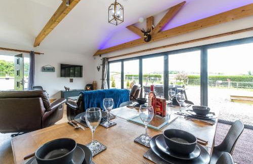 FAIRVIEW FARM Holiday Accommodation 14 Luxury Lodges, Cabins, Dog Friendly, Suitable for Couples, Families and Groups, Wedding Guests , Corporate events, Sleeps 2-65 guests in Ravenshead, Nottingham near Sherwood Forest, set in 88 acres - Photo 8