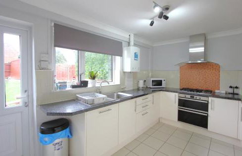 Cheerful 3 Bedroom 2 Bathroom Bungalow by CozyNest - Photo 8