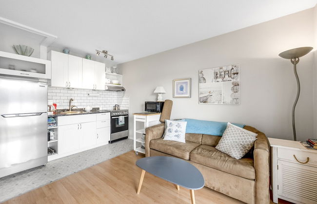 Lakeside Condo w Large Outdoor Space - Photo 4