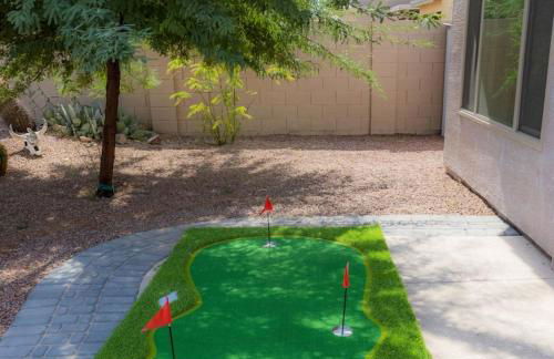 Boho Chic Arizona Villa w Pool & Mini Golf - Foto 33