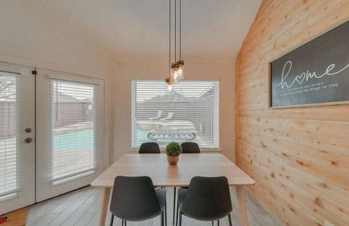 Deluxe Poolside Home, Modern 5BR with Gaming Room - Foto 12