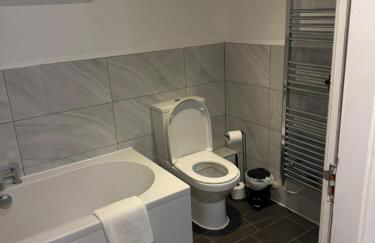 City Centre 4 Bedroom Apartment with Terrace Sleeps 10 by StaySavvy Accommodation - Foto 19