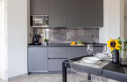 GuestHost -Elegant Seaside Apartment with Pool and Parking - Foto 10