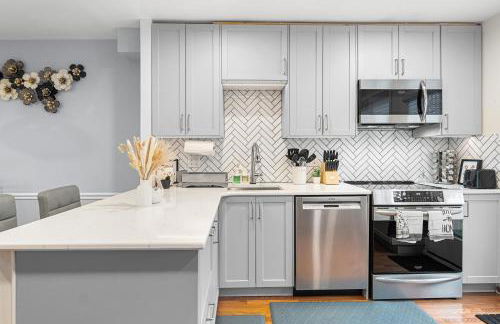 Modern 4BR Getaway 3 Min to OldTown Walk to Metro - Foto 3