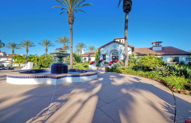 Southern Exposure w/ Private Balcony - Foto 34