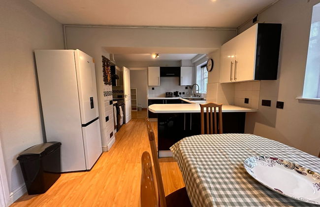 Stunning 4 Bed House With Parking in Wolverhampton - Foto 2