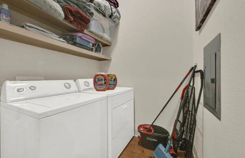 Central Houston Stay - Walk to NRG Stadium, Relax by the Pool, and More! - Foto 15