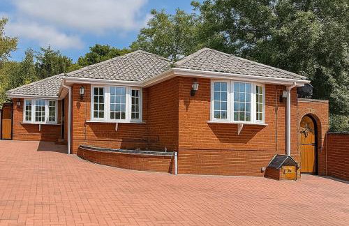 Luxury 5-bed Bungalow, Hot Tub, Games & Gated Parking - Foto 8