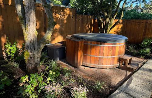 Greenlake Craftsman - Hot Tub, AC, Dog Friendly - Photo 12