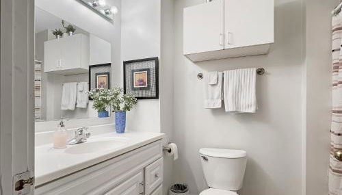 Chic 2BR Duplex Free Parking near Hospitals - Photo 4